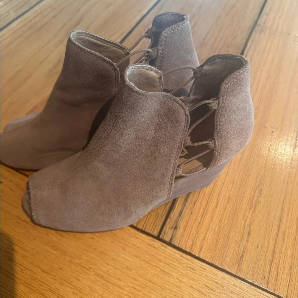 Lucky brand Women's open toe  Suede Ankle Booties Size 8.5 excellent condition